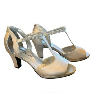 Easy Street Alive 5 Silver Satin T Strap Heels Sandals Size 7 Wide NWT 7W